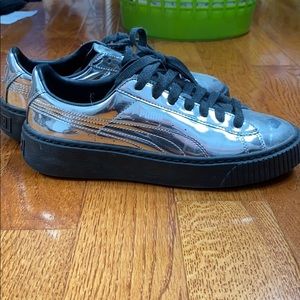SOLD 💓metallic Puma sneakers